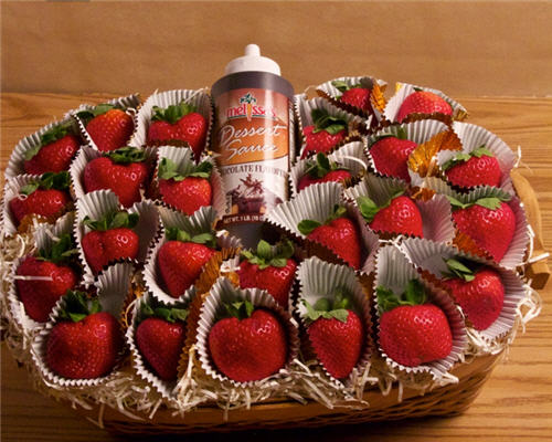 Melissas Vege Gift Basket 50_100 strawberries