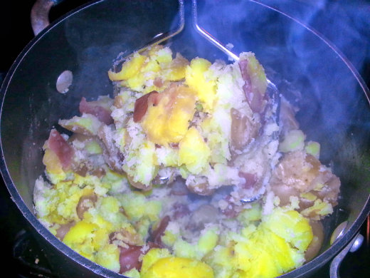 Irish Potato Soup with Kale and Bacon - Smash the potatoes Irish Potato Soup with Kale and Bacon - Smash the potatoes