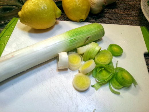 Leeks have a onion flavor and a hint of garlic Leeks have a onion flavor and a hint of garlic