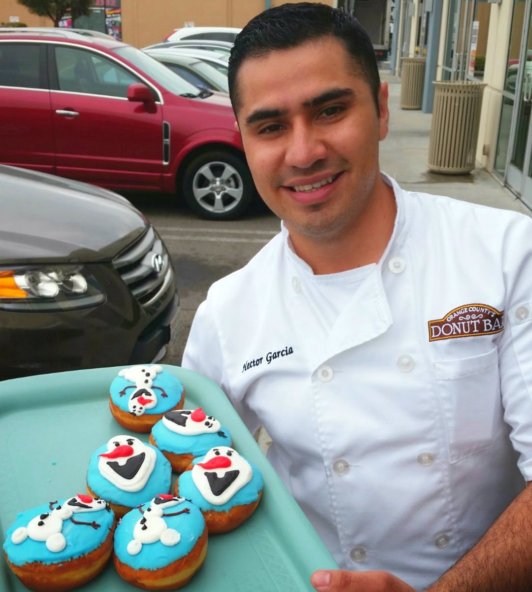 OC Donut Bar - Chef Hector giving away Olaf Donuts to kids